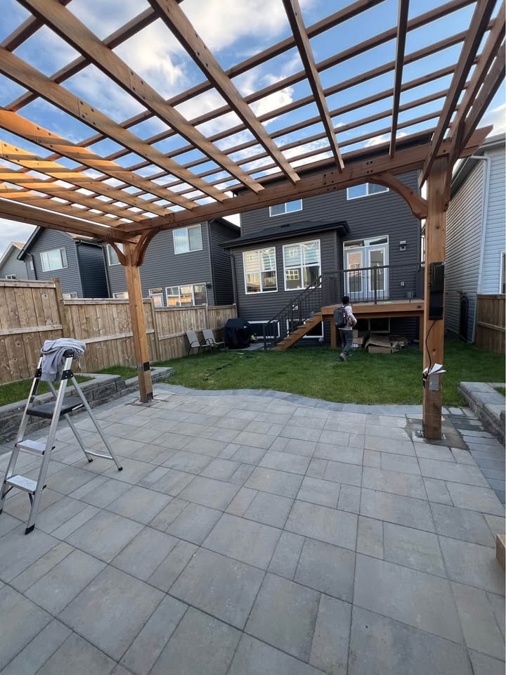 Pergola moderne installée en cour arrière