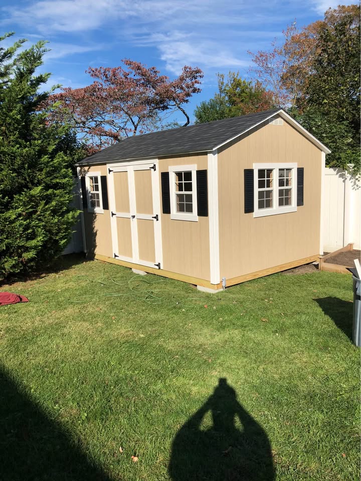 Cabanon beige construit sur mesure dans une cour arrière