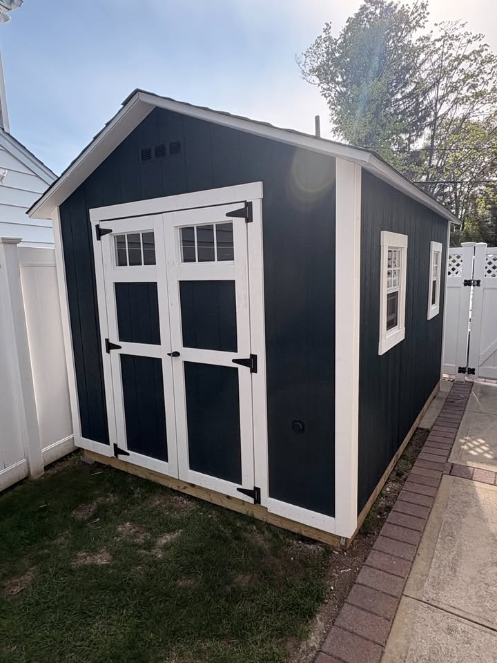 Cabanon noir et blanc moderne construit sur mesure