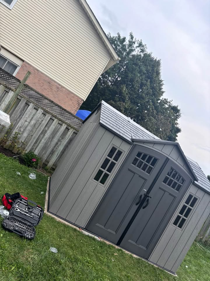 Cabanon préfabriqué installé près d'une maison