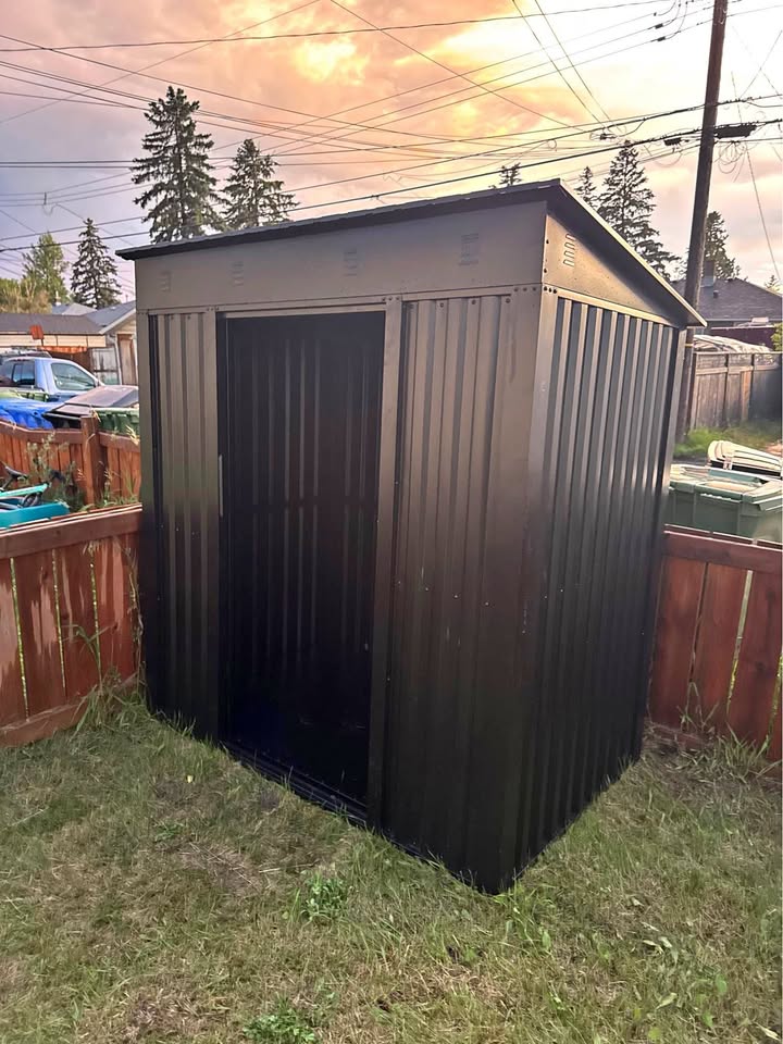 Cabanon métallique noir installé en cour arrière